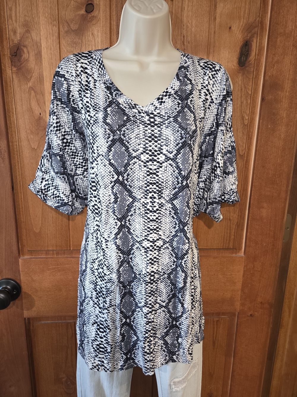 Snake Print Short Sleeve V-Neck Tee - Blue & White